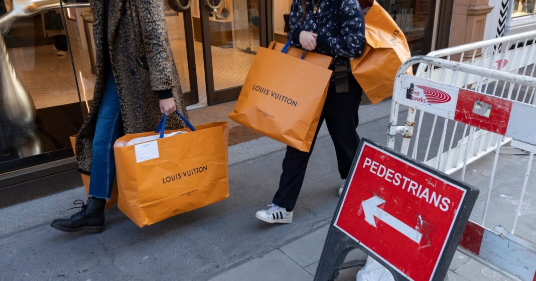 3 Reasons Wealthy Americans Can't Sustain the Economy Alone