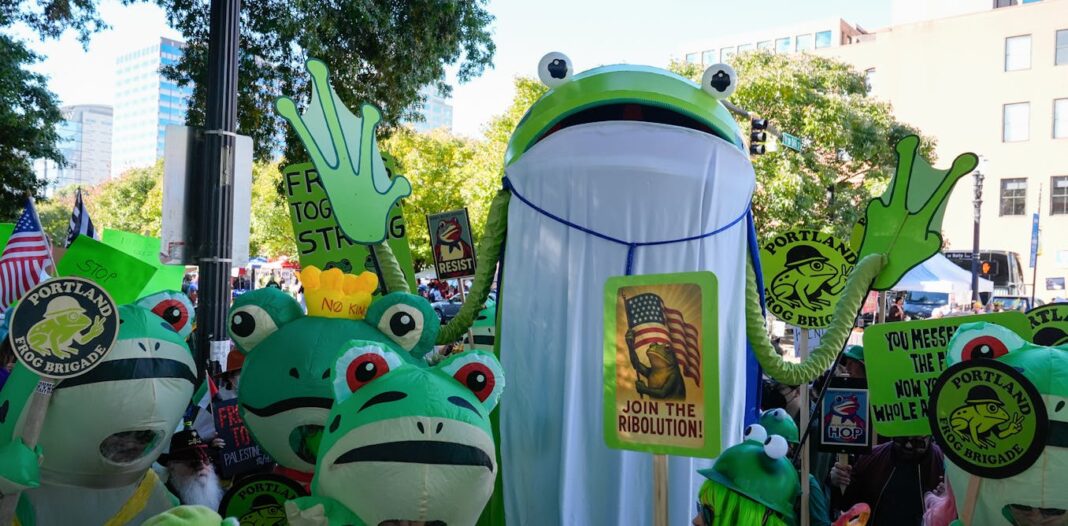 Reasons Behind US Activists Donning Inflatable Frog Costumes at Anti-Trump Protests