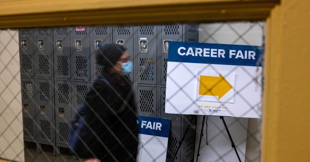 A 'Jobless Boom' Poised to Define the 2026 Economy